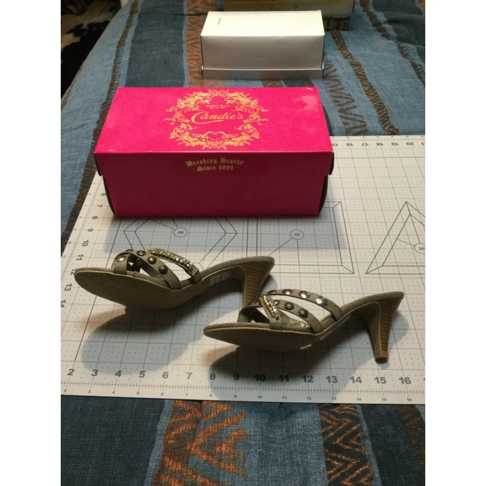 Women's Candie's Taupe Heels Size 6.5 - Picture 2 of 3